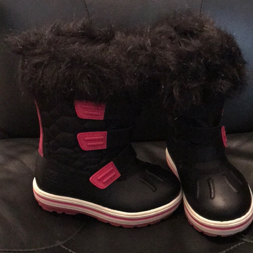Girls snow boots.